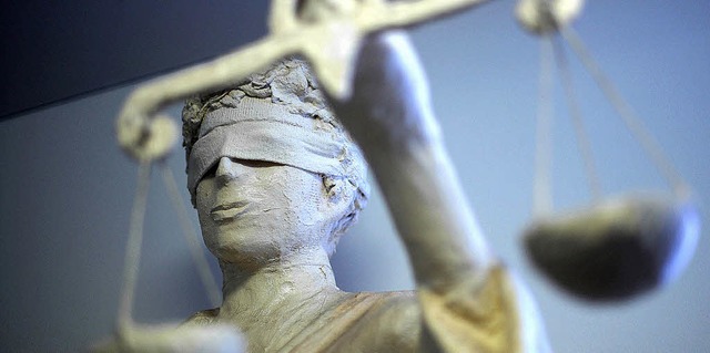 Eine Statue der Justitia,  hnlich die...hter in der Verhandlung abwgen soll.   | Foto: dpa