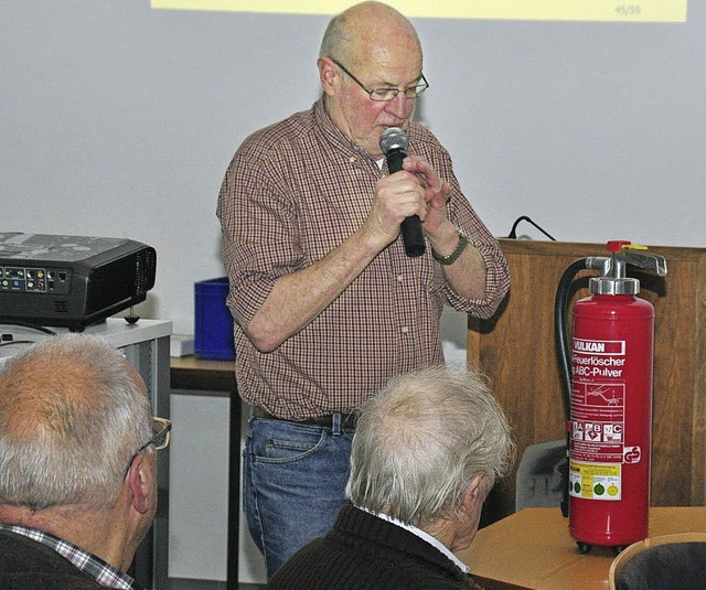 Thomas Kaiser gab bei seinem Vortrag a...h Tipps zum Kauf eines Feuerlschers.   | Foto: Stefan Pichler