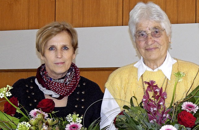Angelika Kaucher (links) wurde fr 25 ...Zugehrigkeit zum Kirchenchor geehrt.   | Foto: Privat