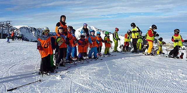 Auf dem Foto bereiten sich die Kinder des Skikurses gerade auf den Start vor.   | Foto: zvg