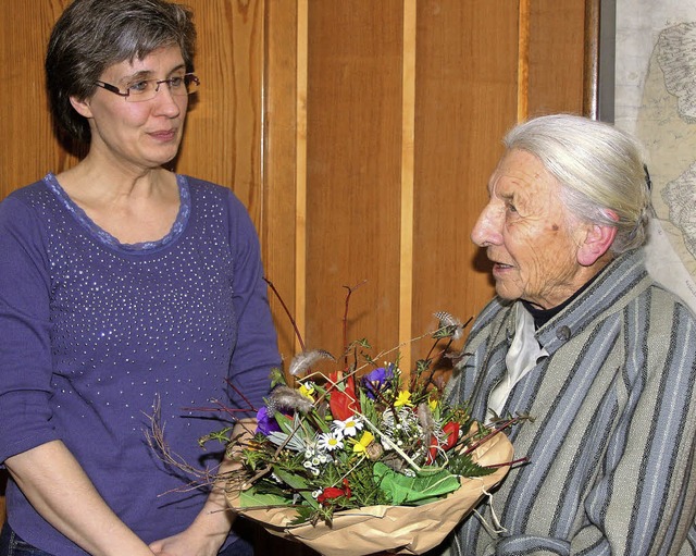 Sag es mit Blumen: Ortsvorsteherin Daniela Trefzer gratuliert Ruth Noack.   | Foto: Fabry