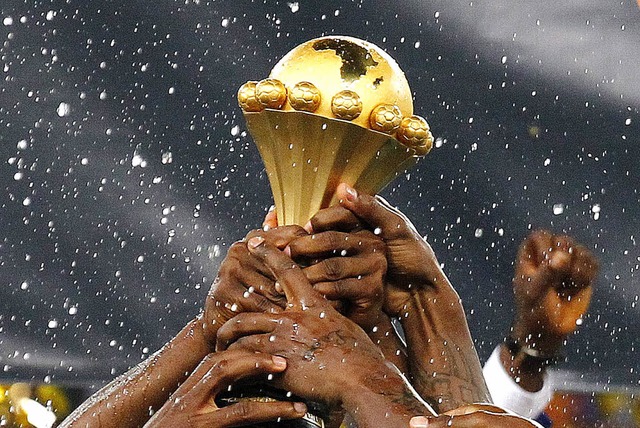 Sportlich geht&#8217;s beim  Afrika-Cup um diesen Pokal.   | Foto: dpa