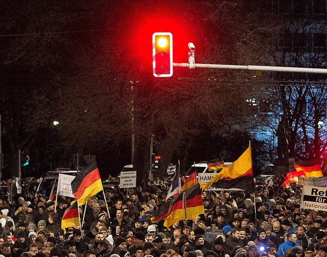 Schwarz-Rot-Gold &#8211; und manchmal ... zu Pegida-Deutschland und wer nicht?   | Foto: dpa