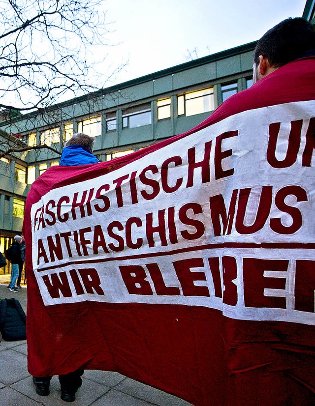 Vor dem Gericht in Stuttgart demonstrierten Antifaschisten.  | Foto: dpa