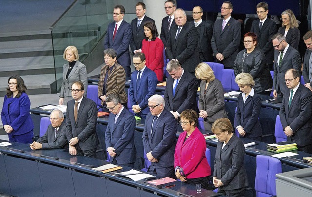 Gedenken im Bundestag: Das Kabinett er...ch zu Ehren der Terroropfer von Paris.  | Foto: dpa
