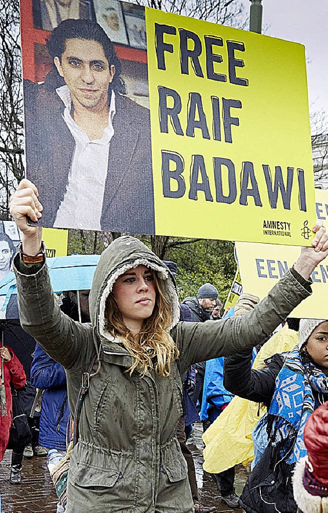 Protest gegen die Auspeitschung  Raif ...r der saudischen Botschaft in Den Haag  | Foto: AFP