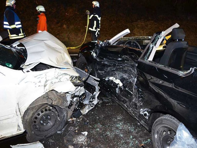 Beide Autos sind nach dem Unfall nur noch Schrott.  | Foto: kamera24.tv