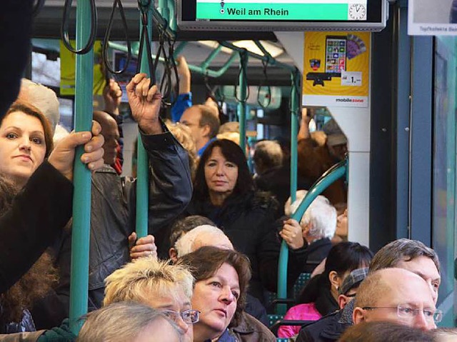 Gedrnge in der Tram erwarten die Basl...hrsbetriebe wegen des schwachen Euros.  | Foto: Jochen Fillisch