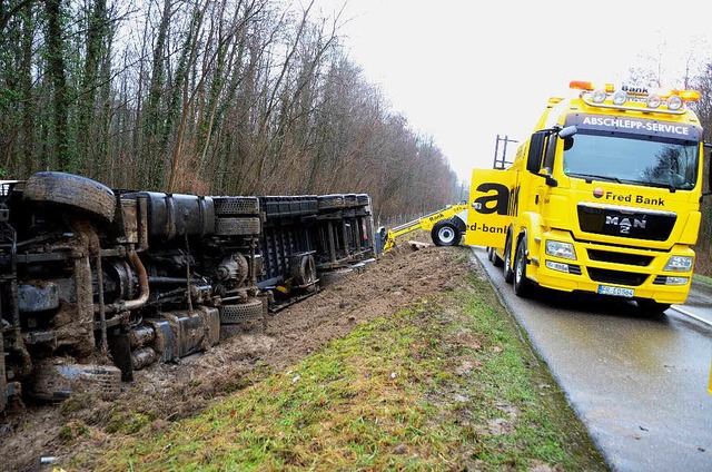 Links der umgekippte Lastzug aus ster...alfirma ist fr die Bergung zustndig.  | Foto: Roland Vitt