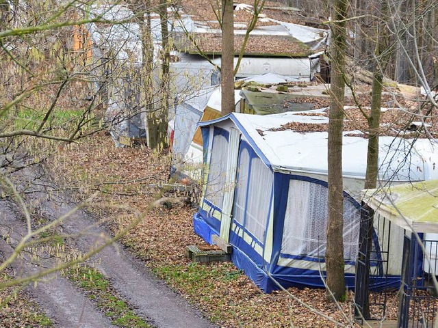 Dutzende nicht genehmigte Hütten säumen die Ufer des Dachswaldsees an der A5. | Foto: Martin Herceg Dutzende nicht genehmigte Hütten säumen die Ufer des Dachswaldsees an der A5. | Foto: Martin Herceg