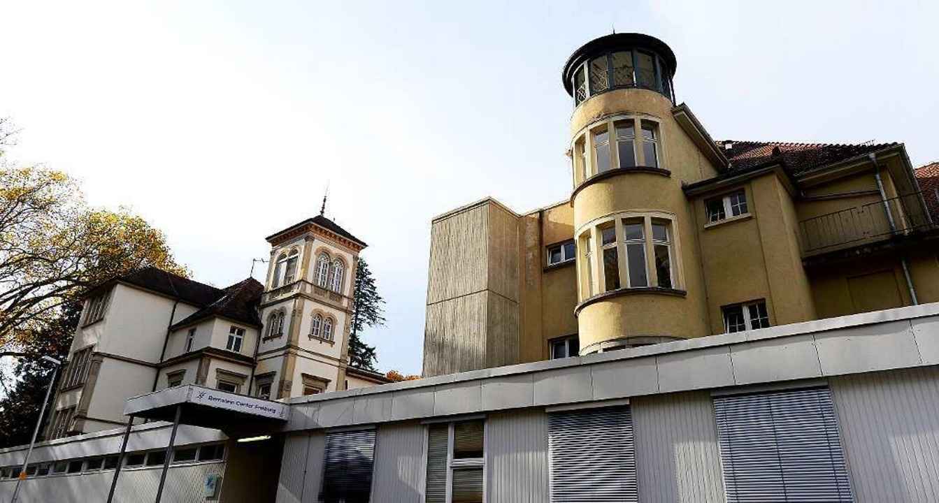 Alte Pracht bl�ttert hinter Neuem.  | Foto: Ingo Schneider