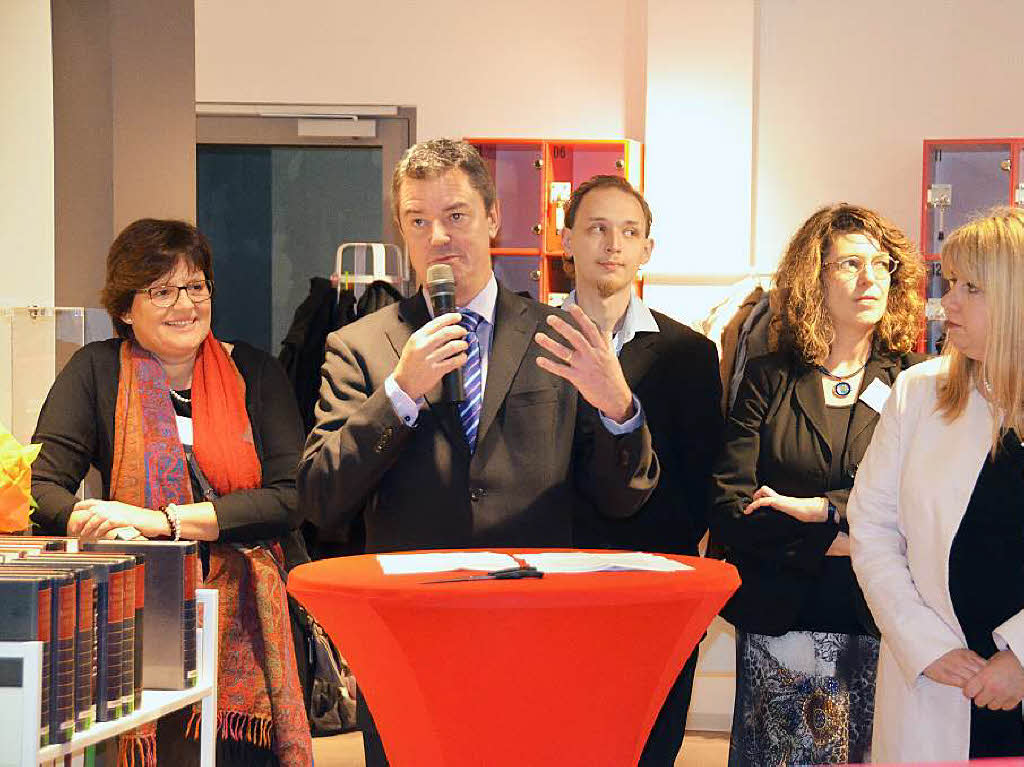 Brgermeister Volker Kieber  mit Mediatheksleiterin Friederike Storm (Zweite von rechts), Kulturamtsleiterin Susanne Berkemer (links) und Hauptamtsleiterin Silvia Ljubicic  (ganz rechts)