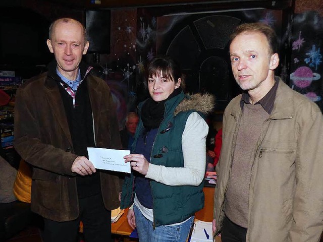 Spenden nahm Anke Seitz von Markus Len...(links) und Martin Jablonsky entgegen.  | Foto: Frank Leonhardt