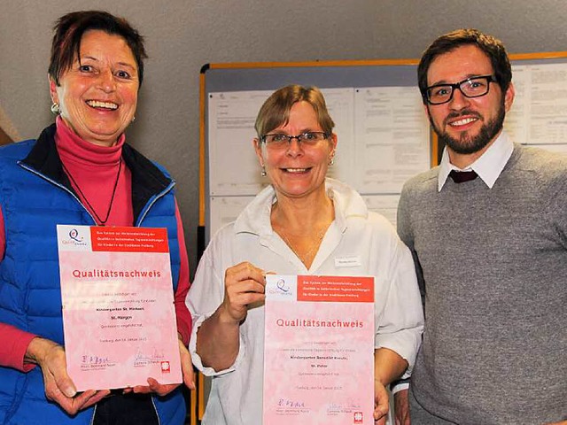 Urkunden fr neues Qualittssystem (vo...arika Winter und Matthias Kleindienst.  | Foto: akh