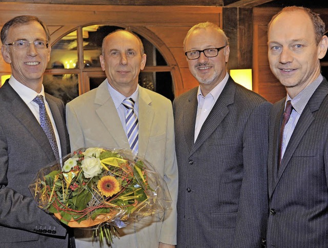 Jubilar Reinhold Heizmann mit den IMS ...chts)  und Bernd Schilling (rechts).    | Foto: IMS Gear