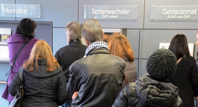 Schlangen bildeten sich gestern vor den Geldautomaten in Weil am Rhein.  | Foto: Lauber