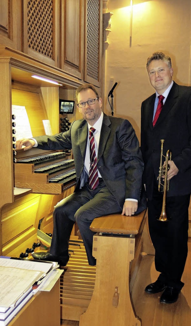 Carsten Klomp an der Orgel und Rudolf Mahni an der Trompete in Merdingen.   | Foto: MAnfred Frietsch