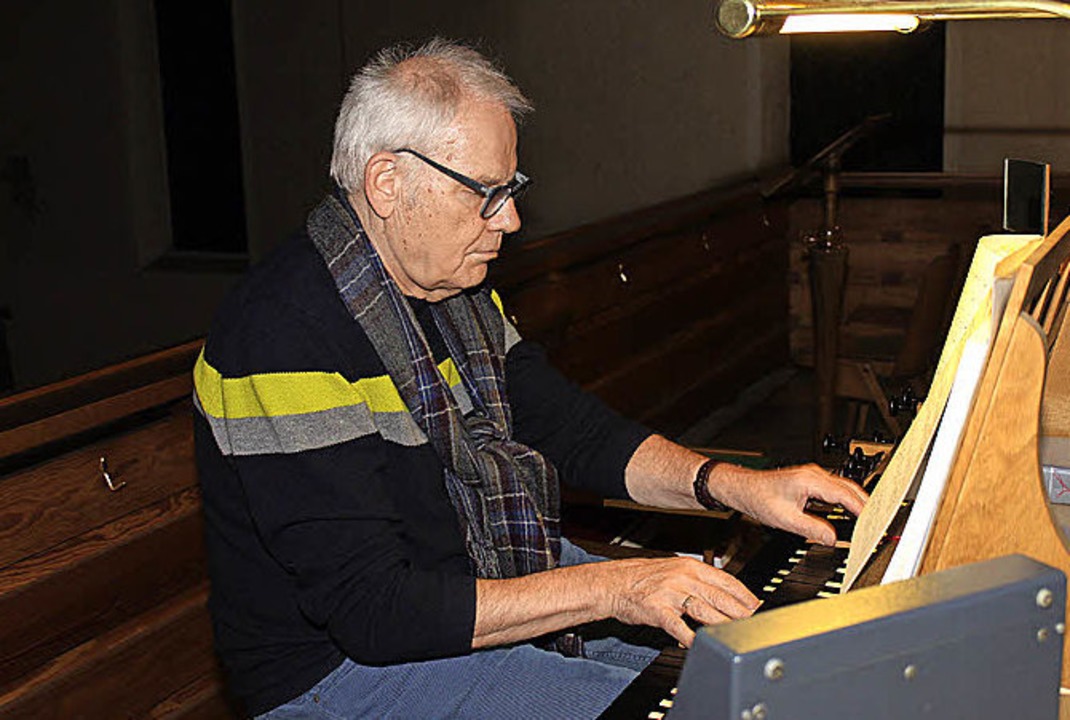 Martin Schmeisser an einer der Orgeln  | Foto: Mario Schöneberg
