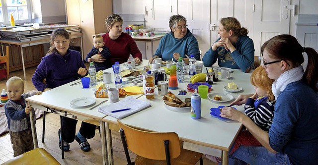 Kinder und Eltern fhlen sich wohl im ...ncoach Beate Senn (Dritte von links).   | Foto: Silke Hartenstein