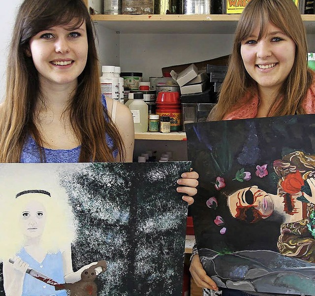 Monia und Julia Abels (18) jeweils mit...rinnen der Ausstellung Abiturkunstkurs  | Foto: Francesco Rodriquez 
