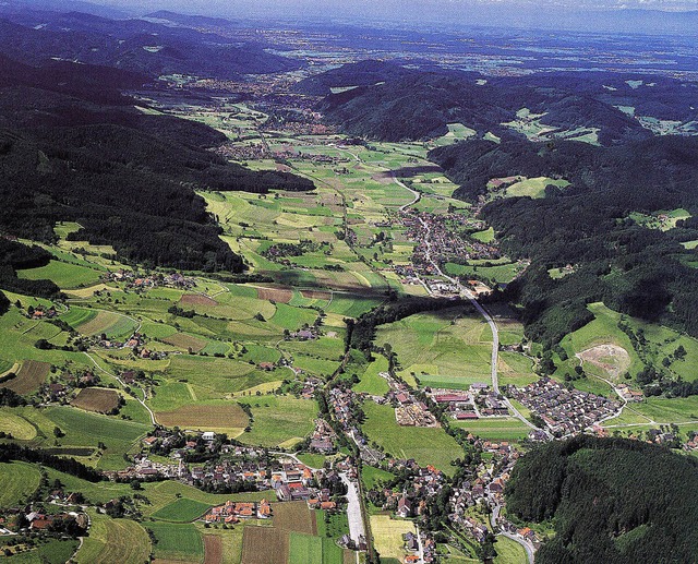Oberwinden (unten), Niederwinden und das Elztal &#8211; Luftbild von Nordosten.   | Foto: Buch: Der Landkreis Emmendingen