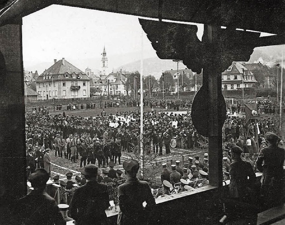 1937: NS-Aufmarsch im Stadion Waldkirch.   | Foto: Archivfoto: Lothar Schmidt
