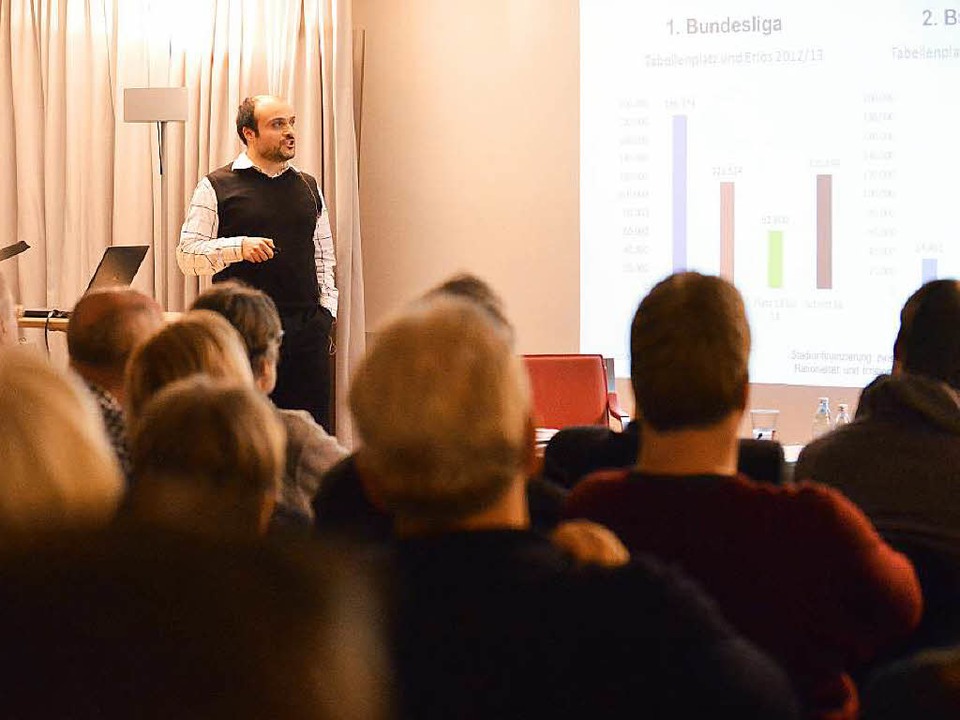 Sportkonom Luca Rebeggiani sprach vor... Zuhrern  ber Stadionfinanzierungen.  | Foto: rita eggstein
