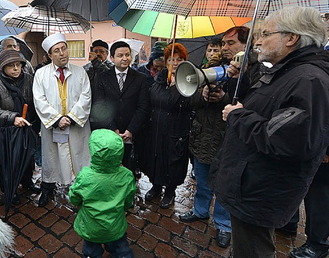Muslime vor der BZ in Freiburg: Ihre M...hefredakteur Hauser (re.) dankt ihnen.  | Foto: Eggstein