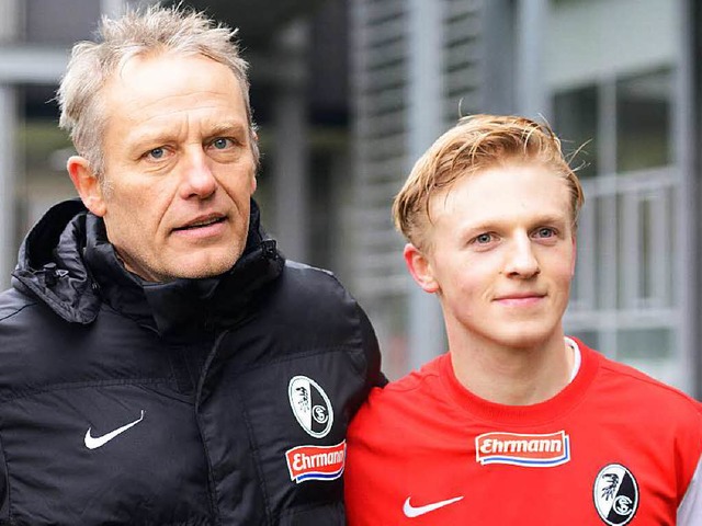 Trainer Christian Streich mit SC-Neuzugang Mats Moeller Daehli.  | Foto: dpa