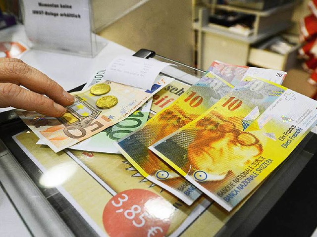 Beinahe 1:1 steht der Wechselkurs von Euro und Franken.  | Foto: dpa