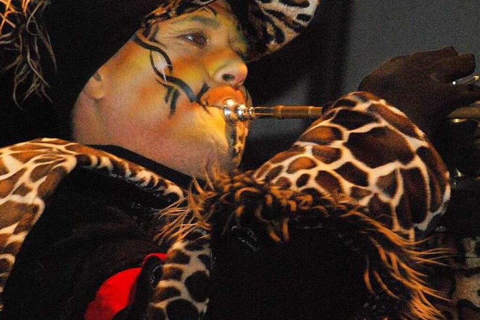 Guggenmusik zum Tanzen und Feiern gab es für die Besucher bei Gugge uff de Gass im Inzlinger Oberdorf.<?ZP?> (Foto: Maja Tolsdorf) Guggenmusik zum Tanzen und Feiern gab es für die Besucher bei Gugge uff de Gass im Inzlinger Oberdorf.<?ZP?> (Foto: Maja Tolsdorf)