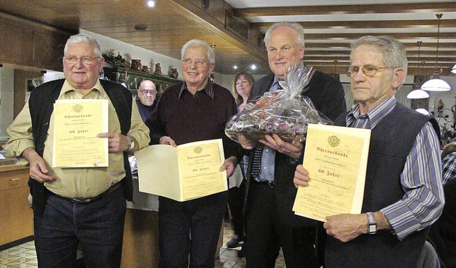 Fr 60-jhrige Vereinstreue geehrt wur...ing sowie Hermann Wernet (von links).   | Foto: H. Hringer