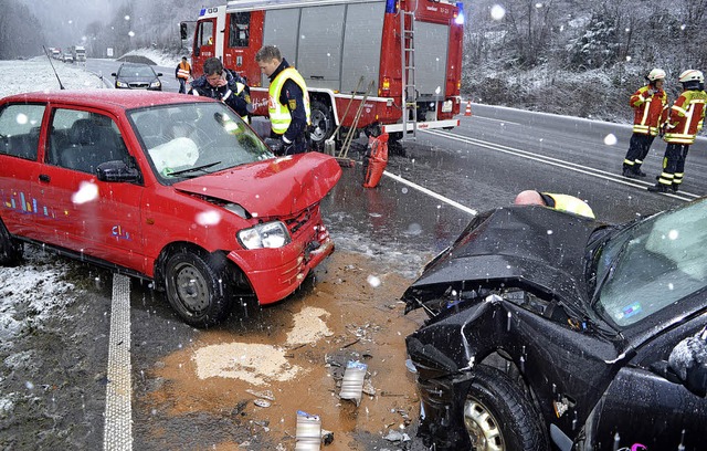 Ein schwerer Verkehrsunfall mit drei V...am Samstag auf der B 31 im Hllental.   | Foto: Kamera 24