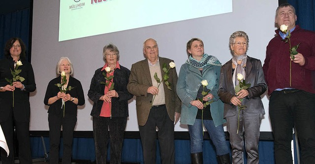 Eine weie Rose als Dank an den Helfer...isch, Joachim Walter und Fritz Zavrel.  | Foto: Volker Mnch