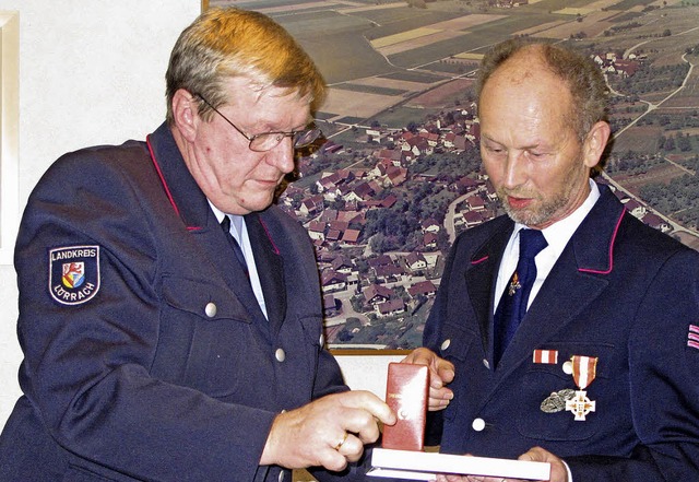 Bernhard Jahn (rechts) wird von Werner... Jahre aktiven Feuerwehrdienst geehrt.  | Foto: Jutta Schtz