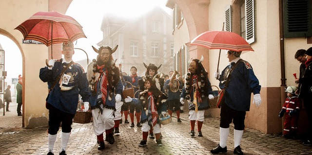 Auftakt der Ettenheimer Straenfasent:...genwrgerzunft zieht durchs Obere Tor.  | Foto: Olaf Michel