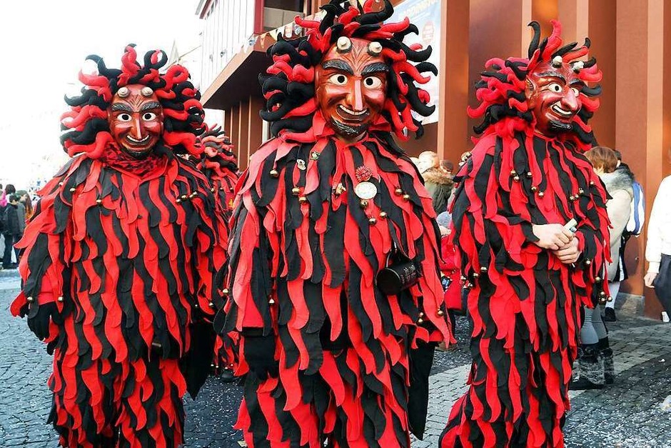 Der Jubiläumsumzug in Lahr zum 22. Geburtstag der Laubenhexen. (Foto: Wolfgang Künstle) Der Jubiläumsumzug in Lahr zum 22. Geburtstag der Laubenhexen. (Foto: Wolfgang Künstle)