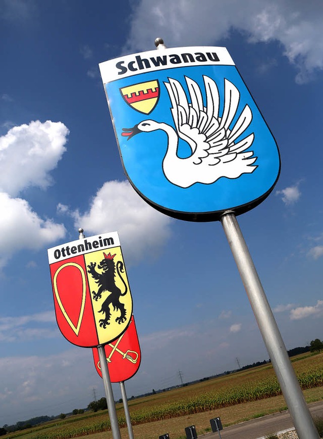 Sie mssen umziehen: Wappen der Schwan...t auf dem Nonnenweierer Kreisverkehr.   | Foto: Archivbild: Christoph Breithaupt