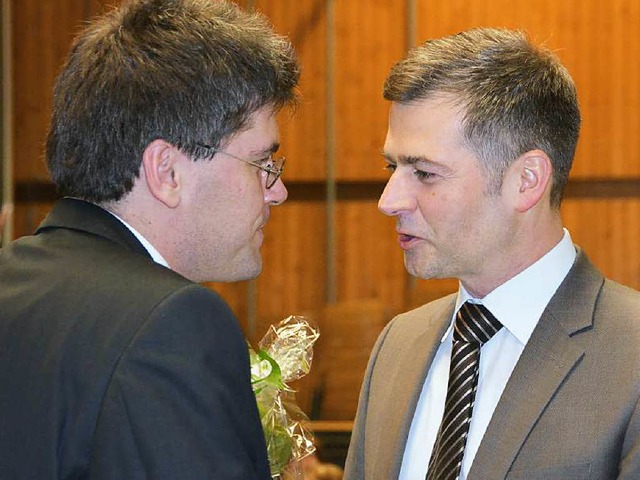 Landrat Martin Kistler (links) gratuli...eister Christian Mauch zur Wiederwahl.  | Foto: Juliane Khnemund
