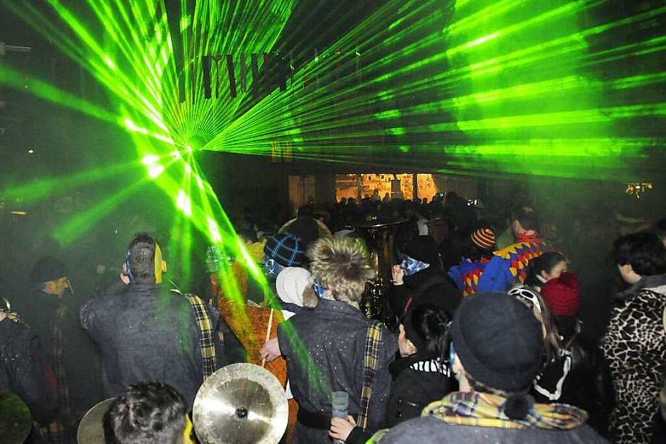 Eine noch nie dagewesene Laser-Show tobte am Sonntagmorgen um Mitternacht über den begeisterten Besuchern der Festmeile des 35. Kleggau-Narrentreffens in Weizen. (Foto: Dietmar Noeske) Eine noch nie dagewesene Laser-Show tobte am Sonntagmorgen um Mitternacht über den begeisterten Besuchern der Festmeile des 35. Kleggau-Narrentreffens in Weizen. (Foto: Dietmar Noeske)