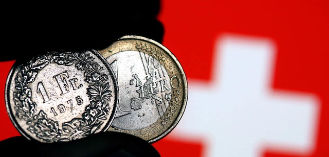 Franken und Euro sind ungefhr gleich ...bank den Frankenkurs freigegeben hat.   | Foto: Fotos: dpa