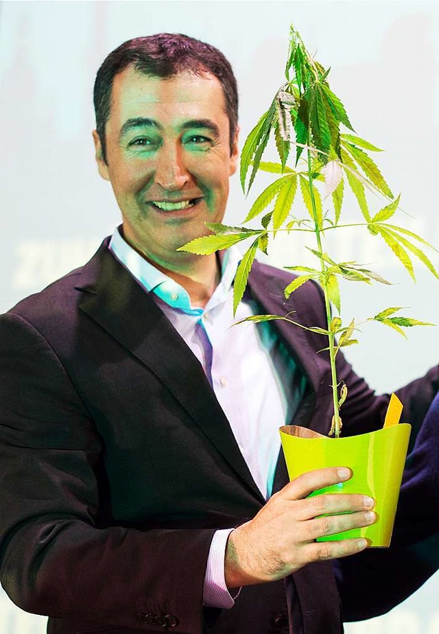 Cem zdemir, Bundesvorsitzender der Pa...genpolitik eine Hanfpflanze geschenkt.  | Foto: dpa