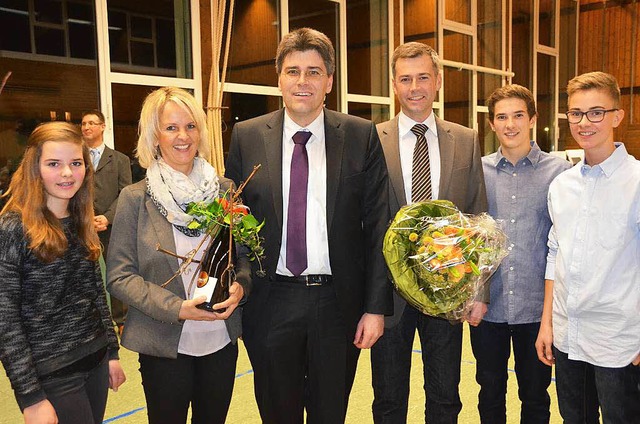 Ein strahlender Wahlsieger: Christian ...annah, Samuel und Simeon, gratulierte.  | Foto: Juliane Khnemund