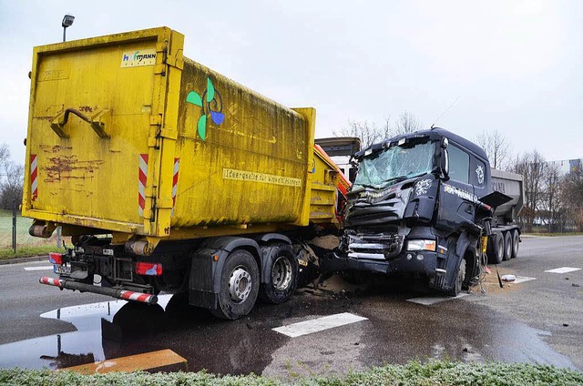 Zwei Lastwagen sind am Montagmorgen an...eisacher Hafenstrae zusammengestoen.  | Foto: Hans-Jochen Voigt