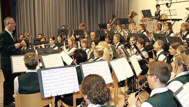Jahreskonzert: Der Musikverein bei der Premiere mit Dirigent Jrgen Knrr.  | Foto: Werner Schnabl