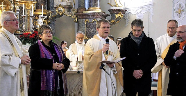 Stefan Meisert (Mitte) wurde als Pfarr...rgemeinderten  die Ernennungsurkunde.  | Foto: Ilona Hge