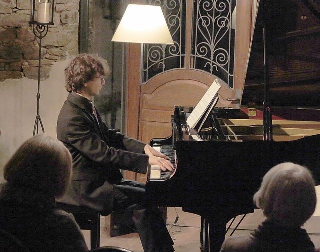 Mikhail Mordvinov spielt Liszt-Transkr...t-Liedern im Laufener Gutshof Gntert.  | Foto: Dorothee Philipp