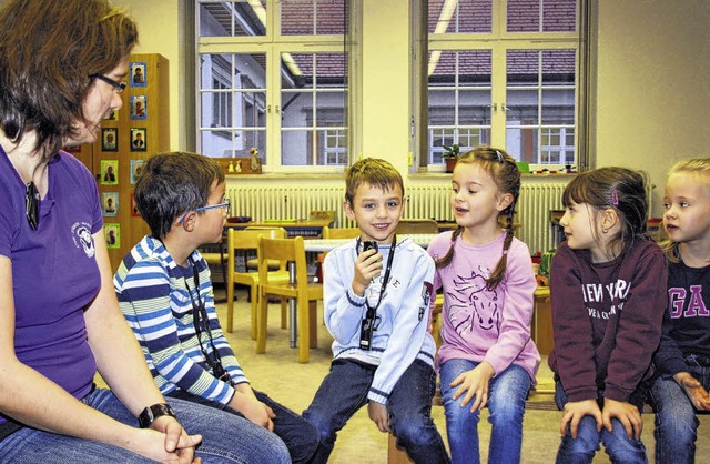 Der Unterricht beginnt im Stuhlkreis, ... Sprechanlage, Iljana, Sarah und Jule.  | Foto: Molitor