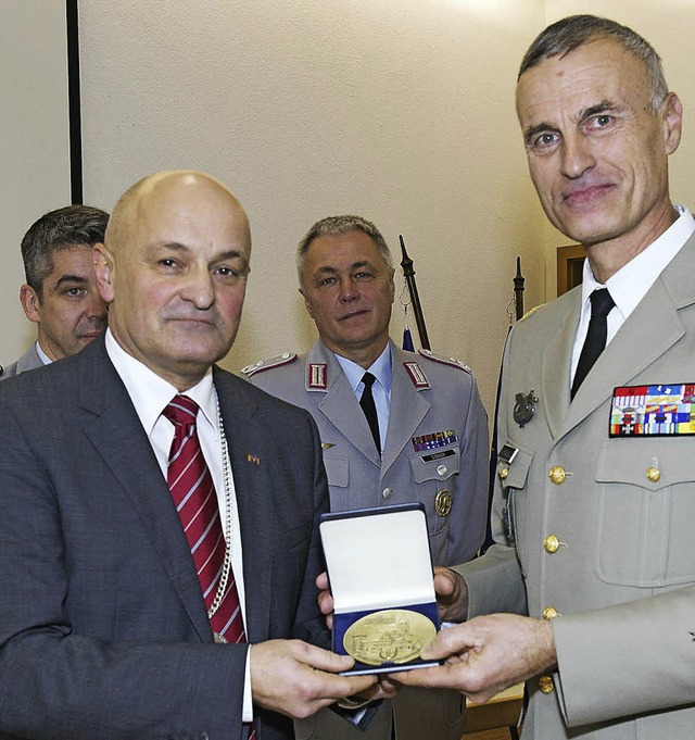 Brgermeister Harald Kraus berreichte...udkiwicz&#8217; Vortrag interessiert.   | Foto: volker Mnch