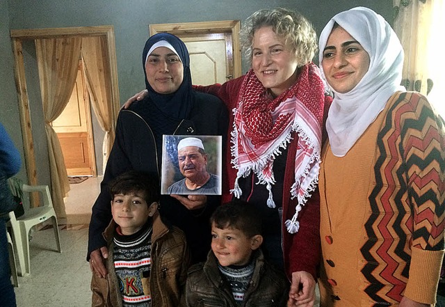 Anke Doleschal bei der Familie des ver...des (Foto in der Mitte) in Jordanien.   | Foto: privat